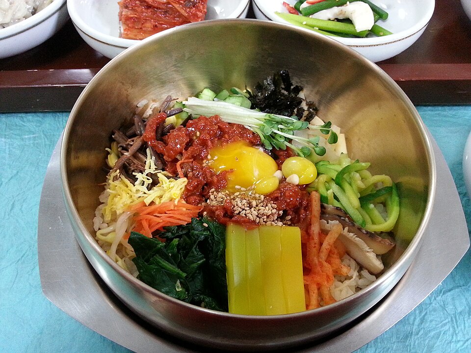 Jeonju bibimbap served with colorful toppings