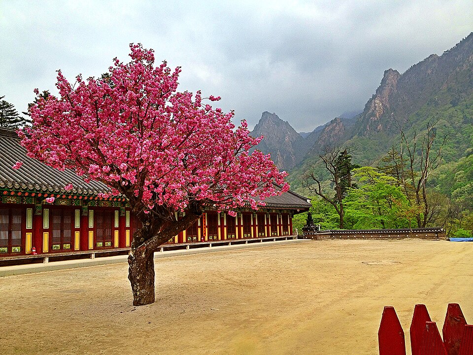 Sinheungsa Temple in Seoraksan National Park
